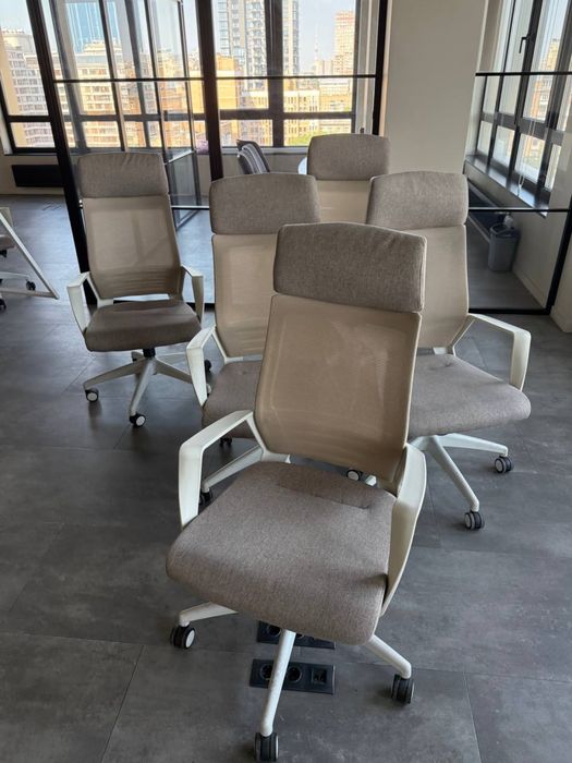 Оптовий продаж офісних крісел для бізнесу.