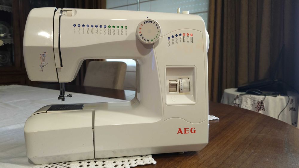 Maquina de Costura AEG