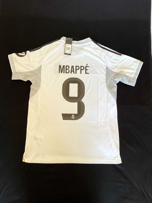 Camisola Real Madrid 2025/2026 - Mbappé (Nova/Tamanho M)