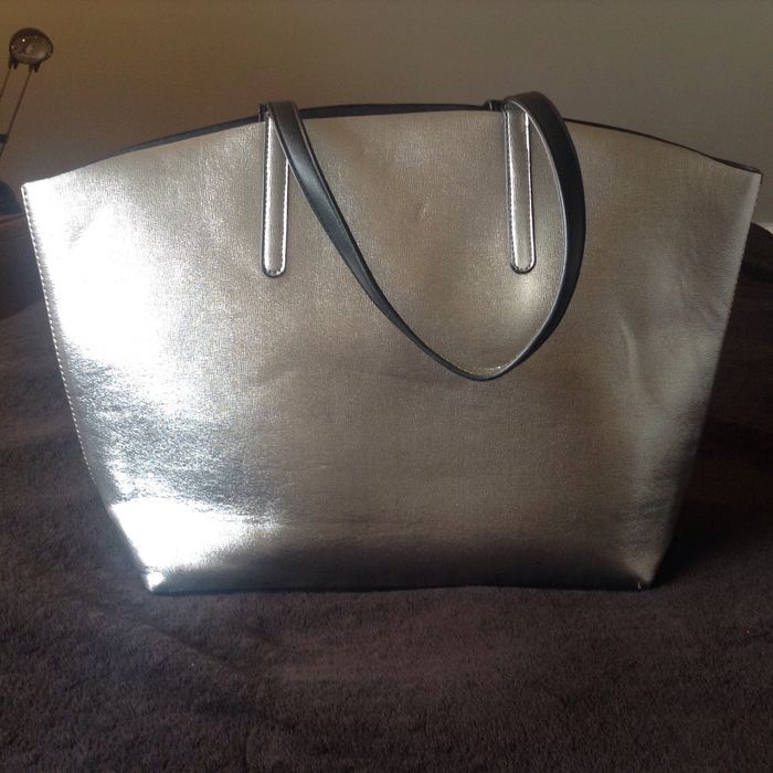 Srebrna torba typu shopper