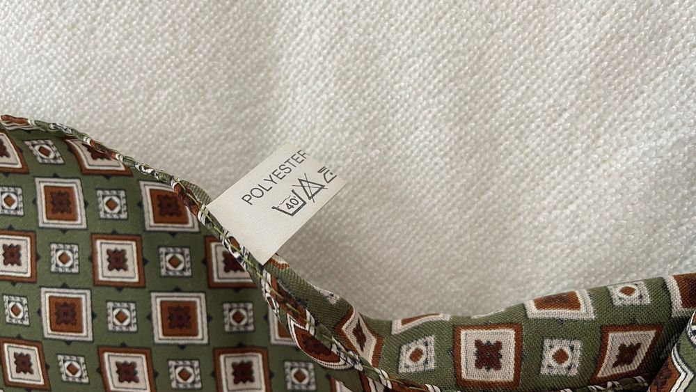 Lenço com padrão verde e quadrados