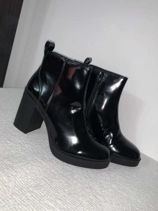 lakierowane czarne botki na słupku H&M 38