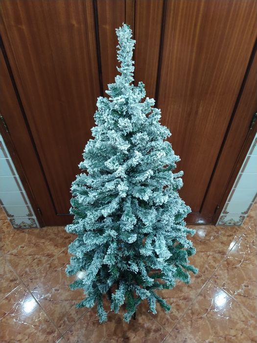 Árvore de Natal verde com neve casa quarto apartamento vivenda escritó