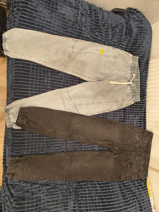 Dwie pary spodni dżinsowych typu joggery
