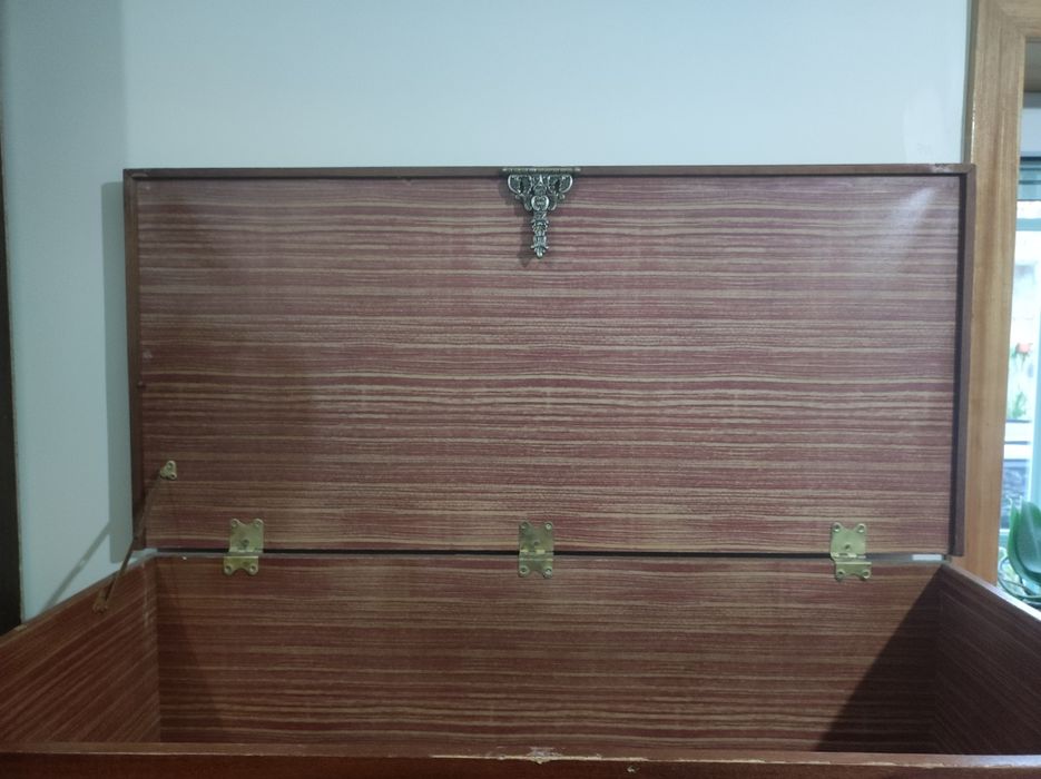 Arca antiga de madeira