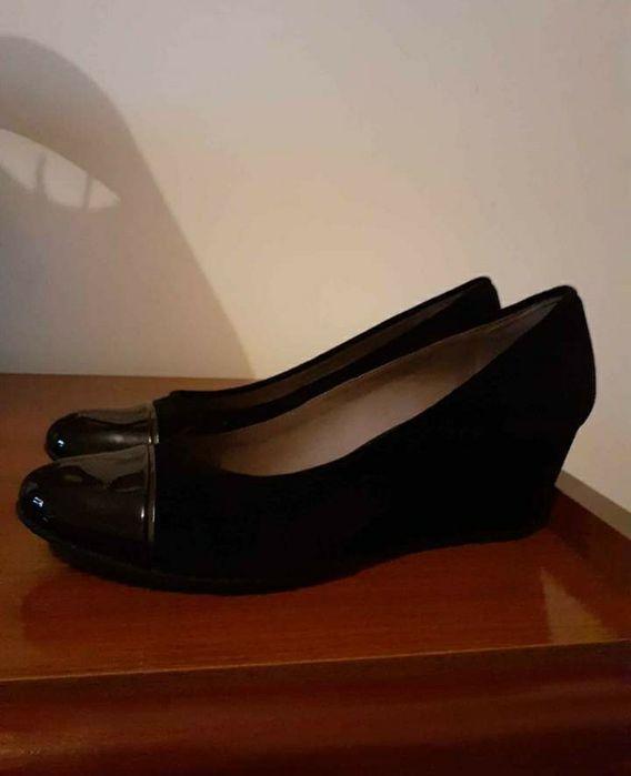 Sapatos cunha pretos