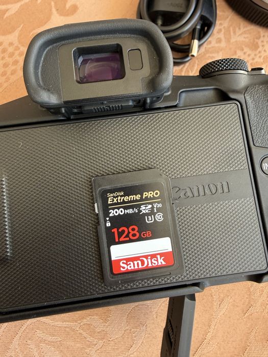 Câmera fotografica Canon R50 (COMO NOVA)