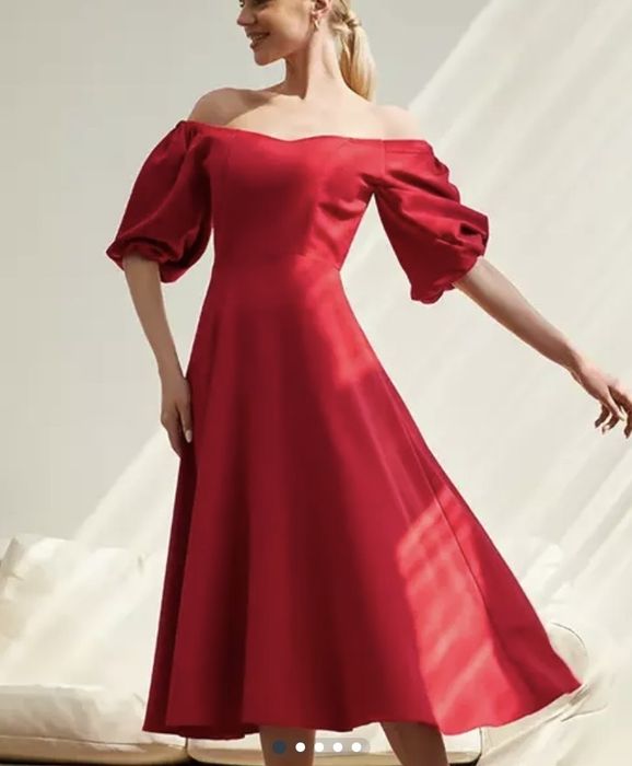 Платье красное с вырезом декольте