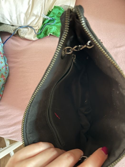 Czarna torebka Guess