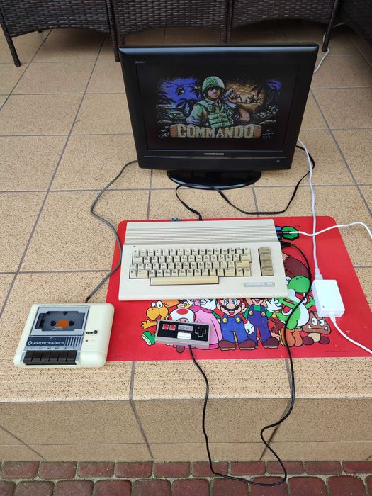 Commodore C64 cały zestaw z grami, pad, tapecart, sprawny, stan bdb.