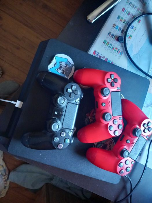 Ps4 Slim 500GB e mais 3 comandos