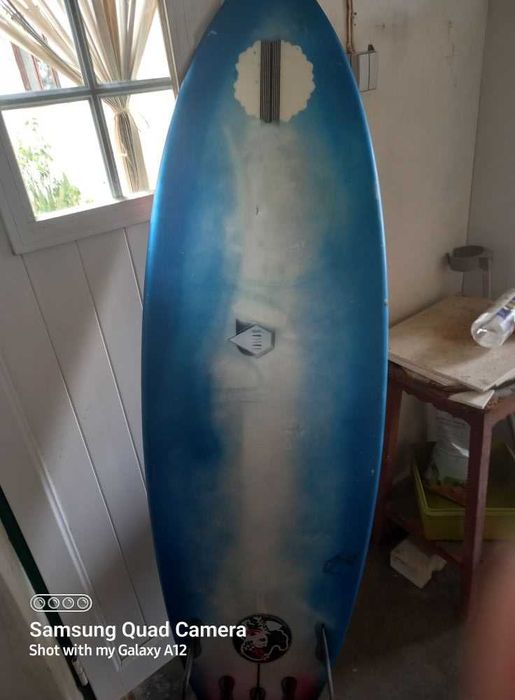 Prancha Surf NSP com 5 quilhas e 3 Skates com trabalho original!
