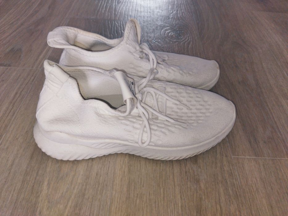 Белые летние кроссовки (стелька 26,5см)