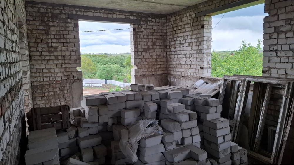 Продам ділянку з початим будівництвом і комунікаціями