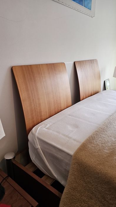 Cama de casal moderna com colchão 160x200 e 2 mesas de cabeceira