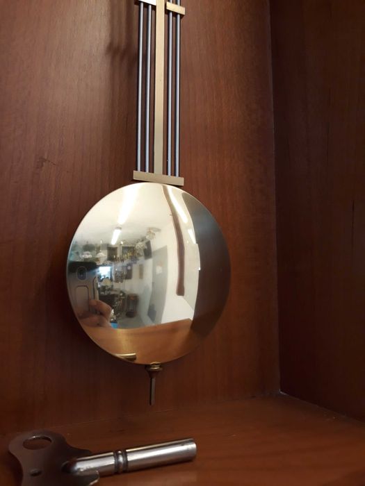 Zegar nowoczesny mechaniczny ścienny Hermle drewniany z wahadłem