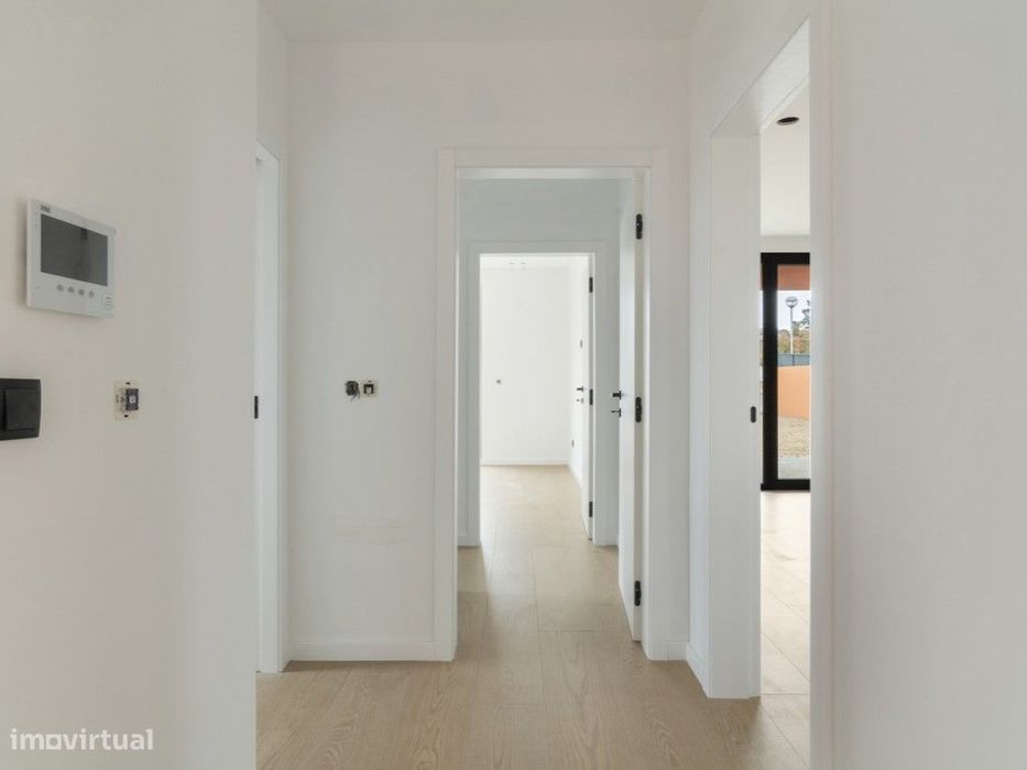 Moradia contemporânea T5 a estrear com Piscina e Jardim
