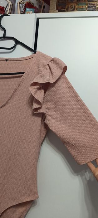 Body damskie pudrowy róż 36 S dekolt z krótkim rękawem