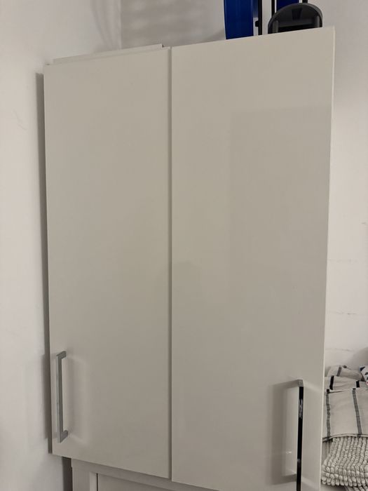 Szafki wiszace lazienkowe biale