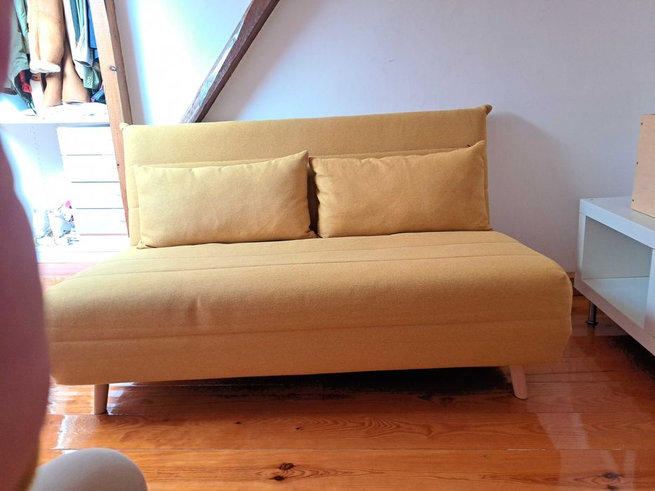 Sofa cama clic-clac de 2 lugares amarelo-mostarda. De Maison du Monde