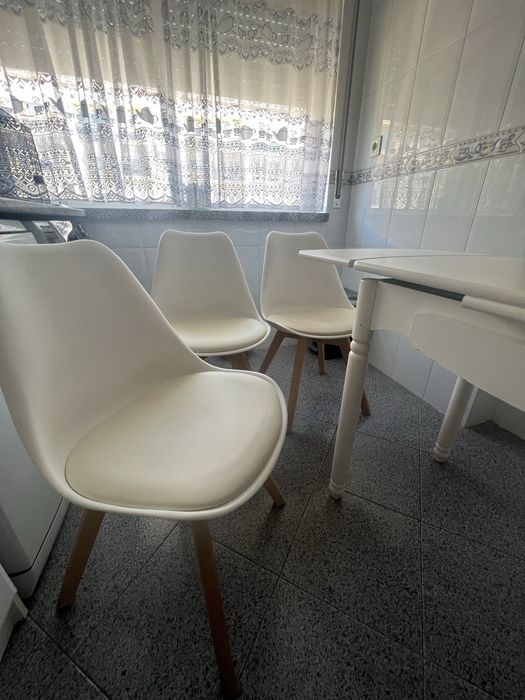 Mesa e cadeiras