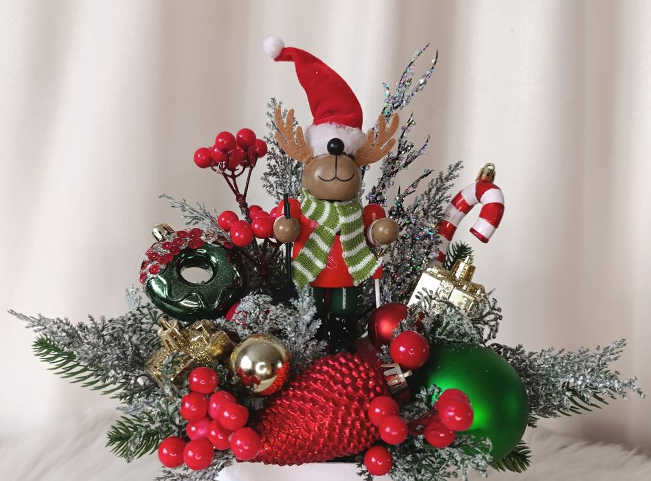 Świąteczna dekoracja z reniferem. Stroik na Boże Narodzenie.