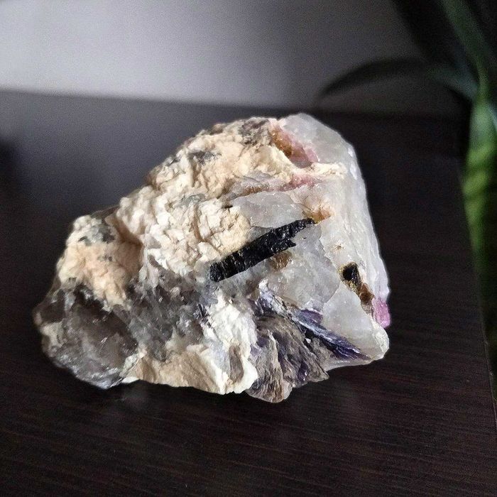 Турмалин рубелит кристаллы, молочный кварц, шерл, мусковит 155 грм.