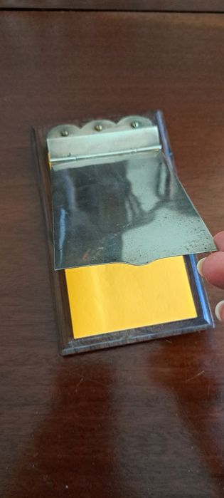 Suporte em prata e madeira para apontamentos