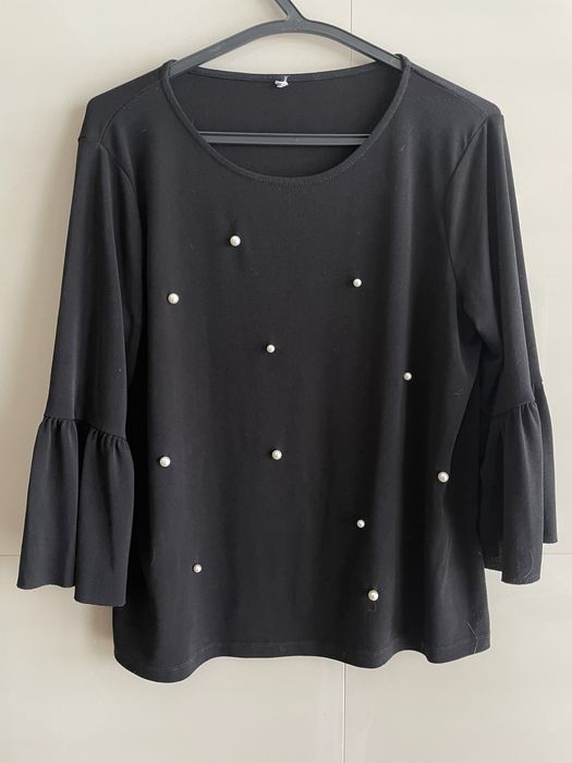 Blusa preta com pérolas