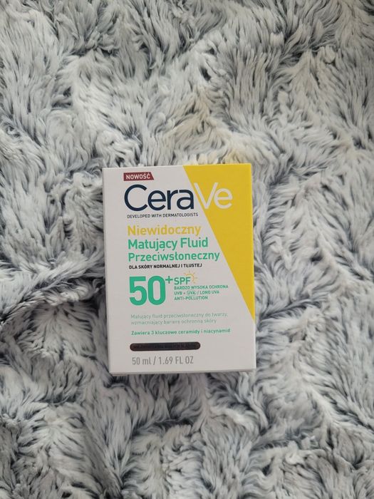 CeraVe niewidoczny matujący fluid przeciwsłoneczny skóra normalna i tłusta.
