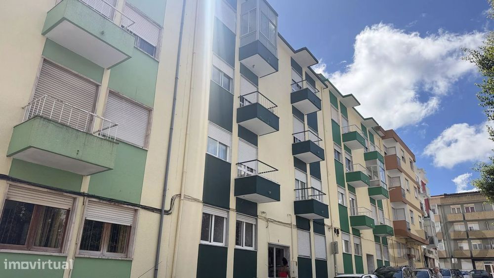 t2 com varanda e arrecadação bem localizado em Algueirão, Men Martins