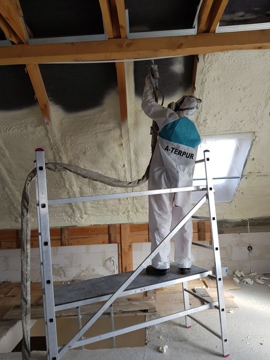 Ocieplanie pianką pur poddaszy , wdmuchywanie welny , izolacja fundame