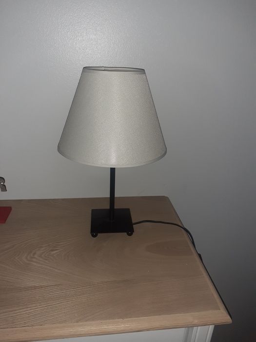 White-shade table lamp436769217346938882