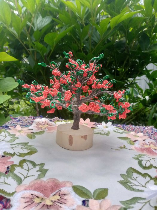 Дерево з бісеру червоного кольору...