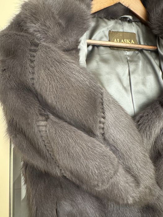Норкова шуба , темно - сірого кольору