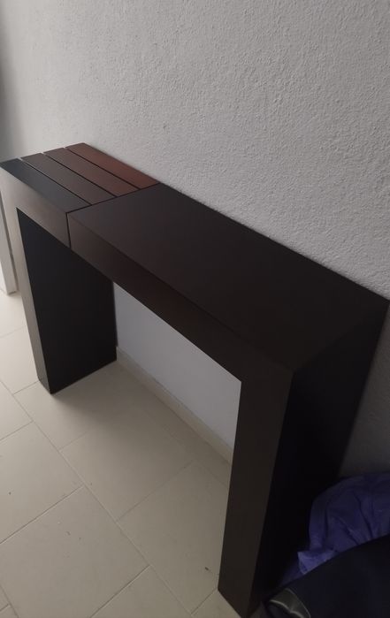 Aparador em madeira maciça wengue, com 4 tons de degradê.