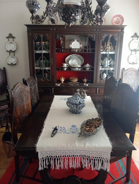Mesa, cadeiras e louceuros