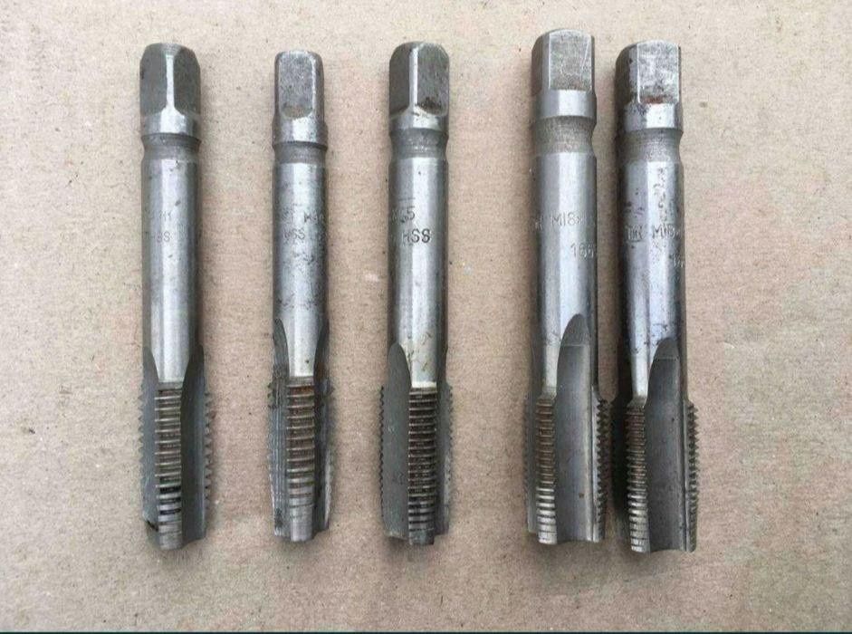 Набор слесарных метчиков.