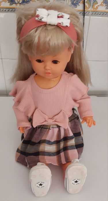BONECA LINDA ANTIGA EM PLÁSTICO RIGIDO.Casa,Quarto,Sala,Colecção.