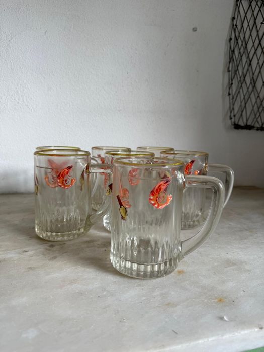 Conjunto de canecas de cerveja em vidro trabalhado