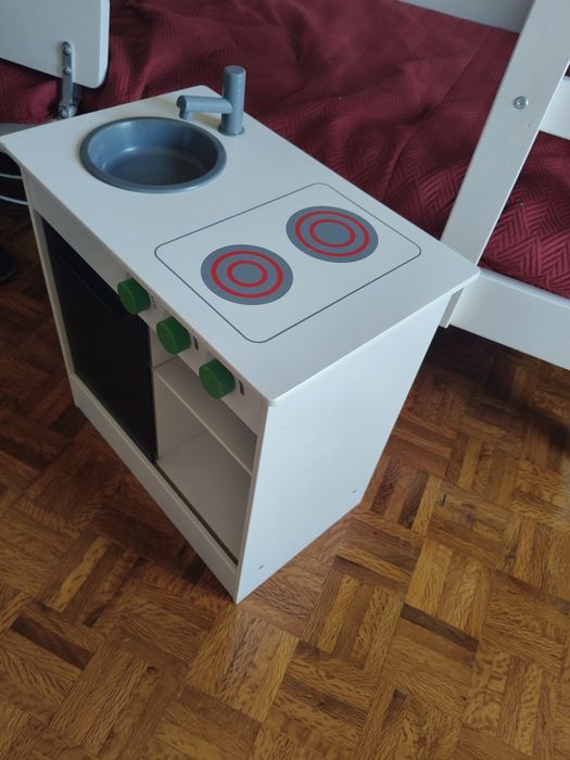 Cozinha de brincar IKEA com dois aventais e chapéus de cozinheiro