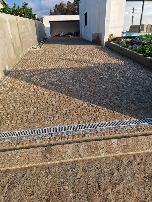 Pavimentações  em  Granito Natural / Calçada Portuguesa