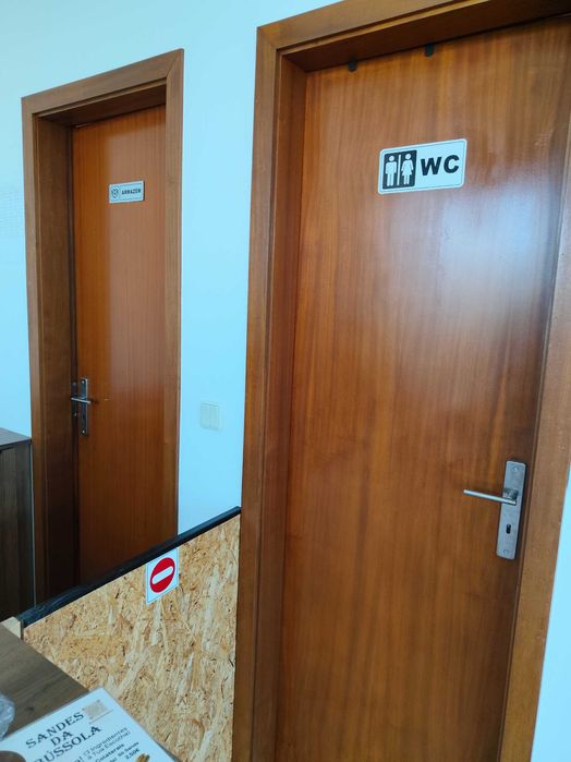 Arrendo loja 510€, perto da Escola Secundária Vila Verde ESVV, a face da rua com 3 frentes toda em vidro com película fosca,com opção Trespasse 2.500€