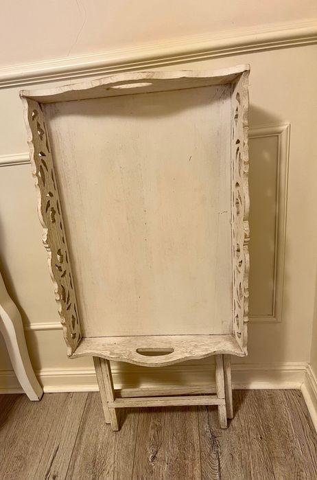 Stylowy, biały stolik boczny z ażurową tacą w stylu vintage drewno