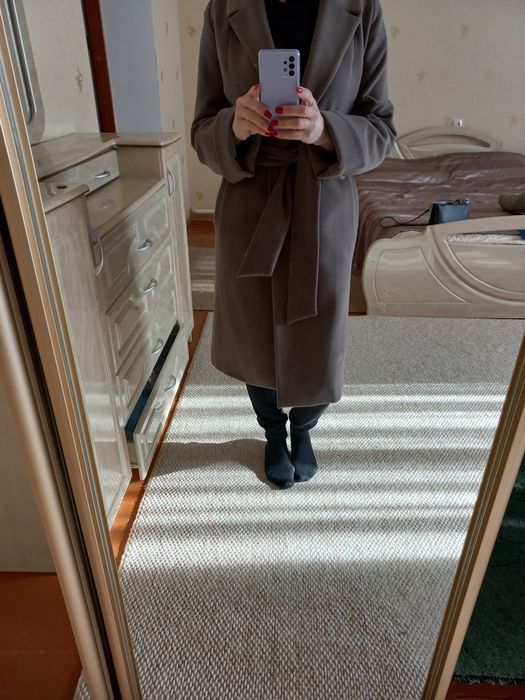 Пальто бежевого кольору