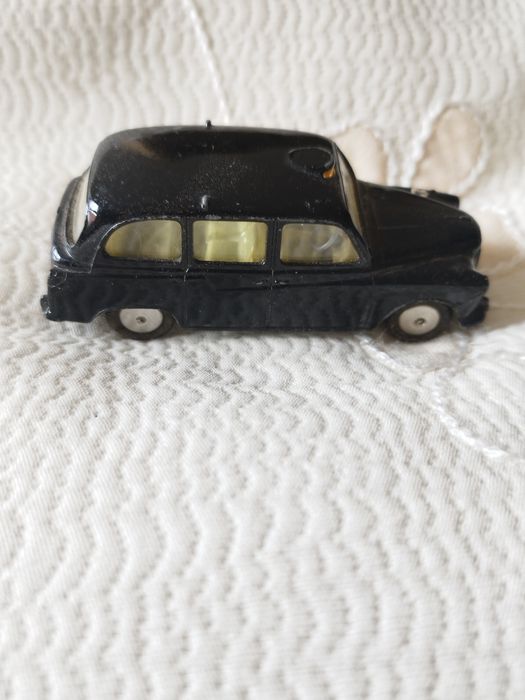 Corgi toys modelo 418 representando um táxi londrino Austin