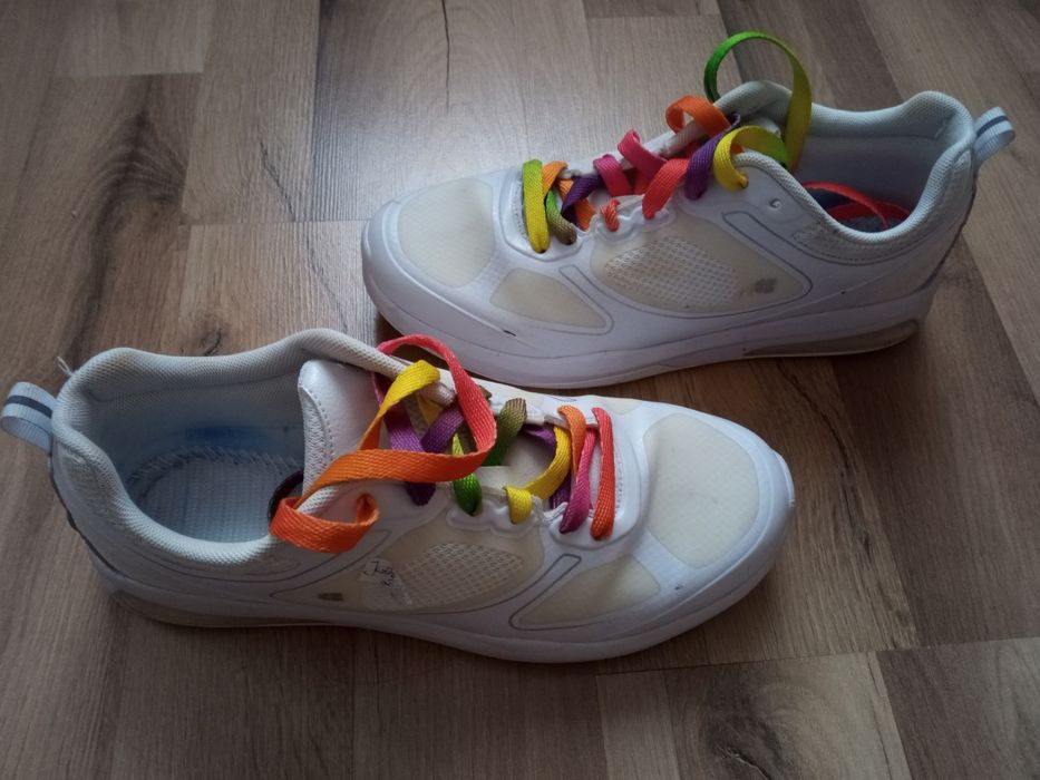 Białe damskie adidasy