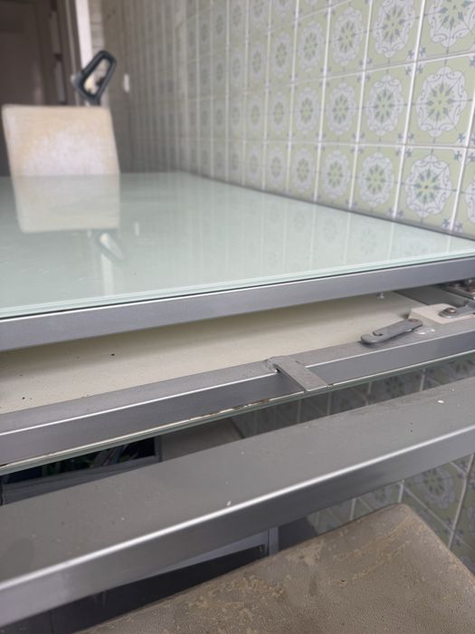 Conjunto de Mesa Extensível em Vidro e Metal + 4 Cadeiras