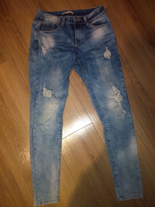 Jeansy z dziurami i przetraciami