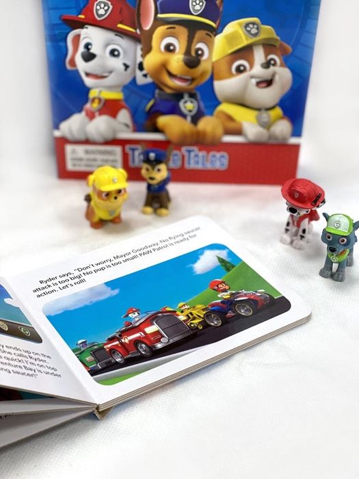 Paw Patrol Tattle Tales książeczka z figurkami po angielsku